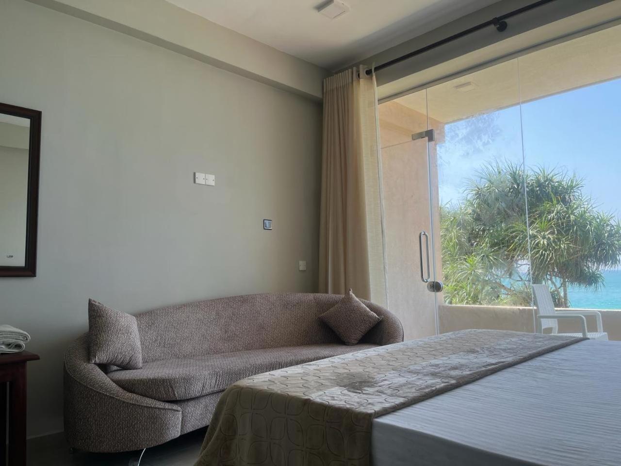 אמבלנגודה Blue Wave Beach Villa By Aaryan Group מראה חיצוני תמונה